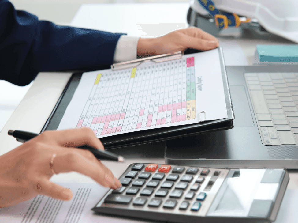 Manažer počítající výdaje na kalkulačce