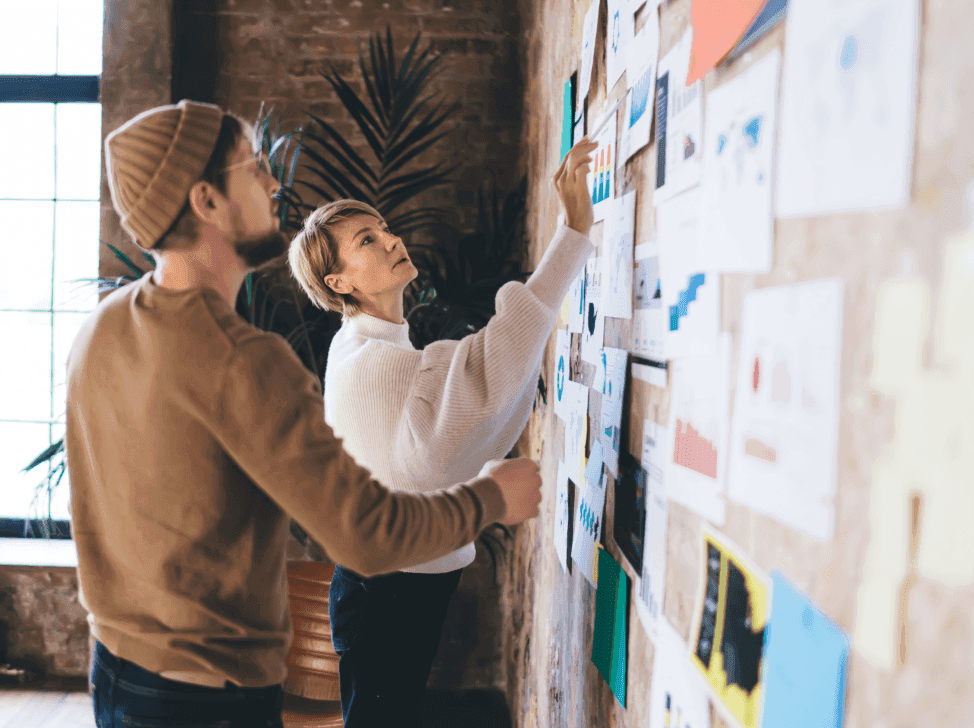 Dva lidé plánující rozpočet