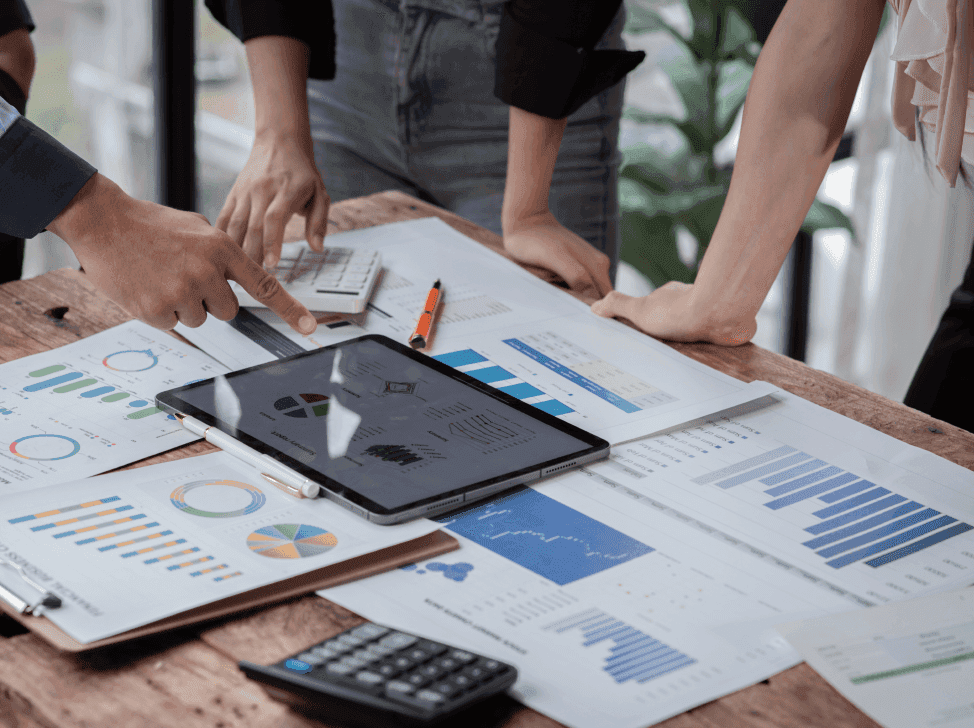 Tablet položený na papírech s výdaji