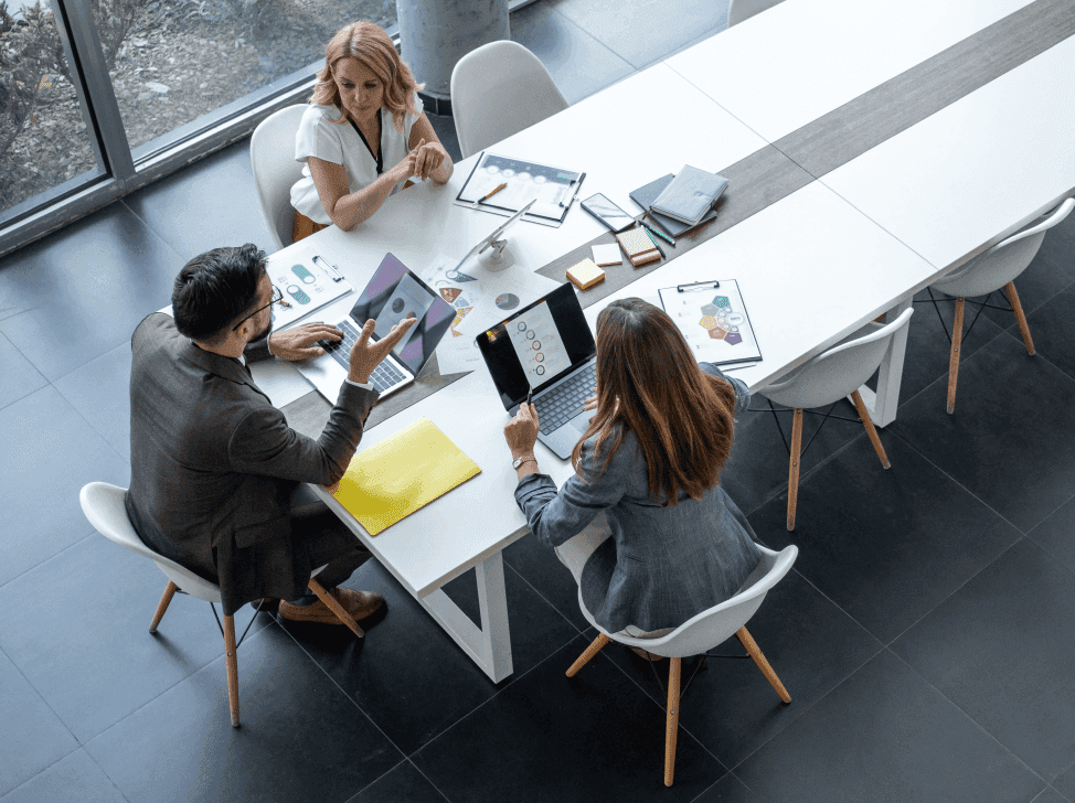 Lidé sedící v zasedačce a plánující rozpočet