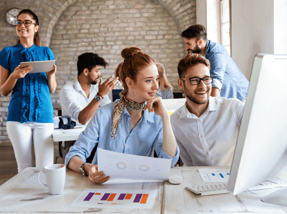 Lidé v marketingové agentuře zkoumající spend.