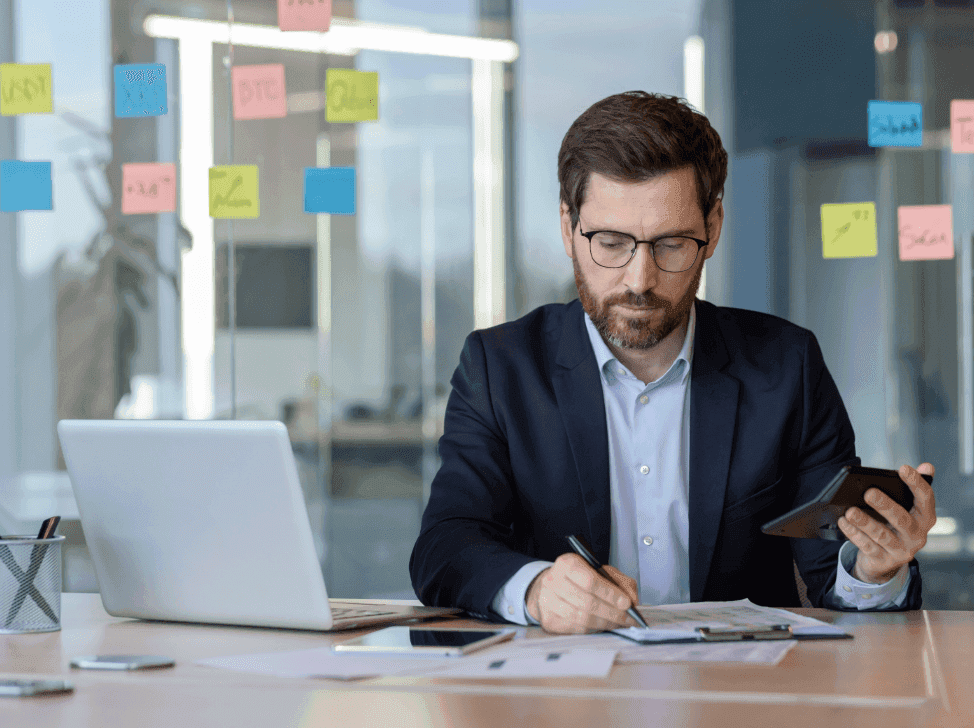 Byznysmen počítající reklamní rozpočty