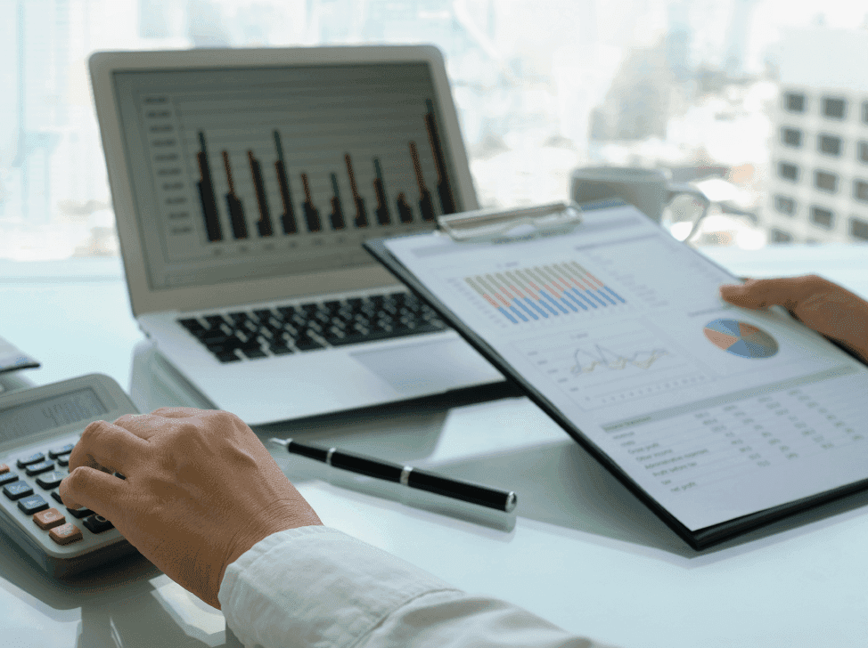 Muž počítající výdaje pomocí grafů