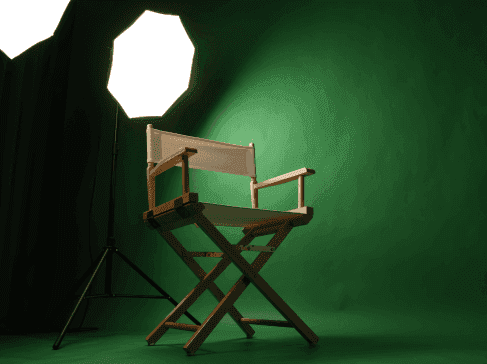 Režisérská židle se světly v pozadí