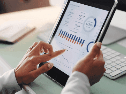 Tablet s grafy a čísly