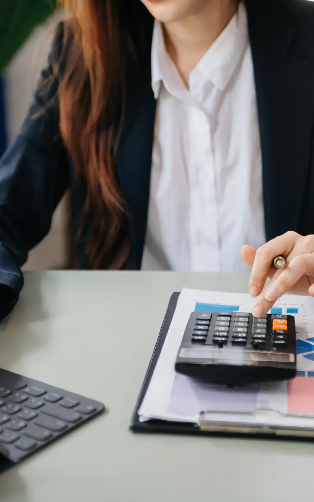 {"blocks":[{"key":"a6j2l","text":"Účetní","type":"header-two","depth":0,"inlineStyleRanges":[{"offset":0,"length":6,"style":"BOLD"}],"entityRanges":[],"data":{}},{"key":"aud2b","text":"Napojení na účetnictví","type":"unordered-list-item","depth":0,"inlineStyleRanges":[],"entityRanges":[],"data":{}},{"key":"1fa6h","text":"Konec ručního přepisování dat, kontroly papírů a párování dokladů","type":"unordered-list-item","depth":0,"inlineStyleRanges":[],"entityRanges":[],"data":{}},{"key":"5io7r","text":"Odpadá nutnost urgovat dodání účtenek","type":"unordered-list-item","depth":0,"inlineStyleRanges":[],"entityRanges":[],"data":{}},{"key":"c97m1","text":"Minimální počet formulářů vrácených k opravě","type":"unordered-list-item","depth":0,"inlineStyleRanges":[],"entityRanges":[],"data":{}},{"key":"2im2r","text":"Cestovní náhrady a diety se počítají automaticky dle aktuálních sazeb","type":"unordered-list-item","depth":0,"inlineStyleRanges":[],"entityRanges":[],"data":{}},{"key":"1h371","text":"účetní doklady jsou připraveny pro kontrolu FÚ","type":"unordered-list-item","depth":0,"inlineStyleRanges":[],"entityRanges":[],"data":{}}],"entityMap":{}}