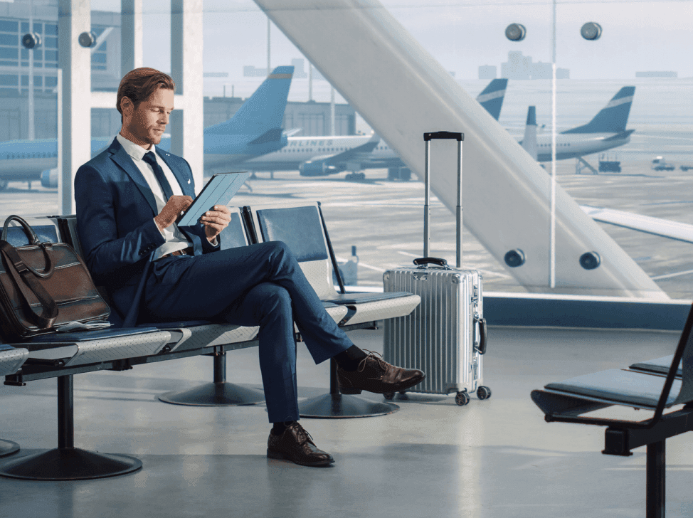 Byznysmen s tabletem na letišti