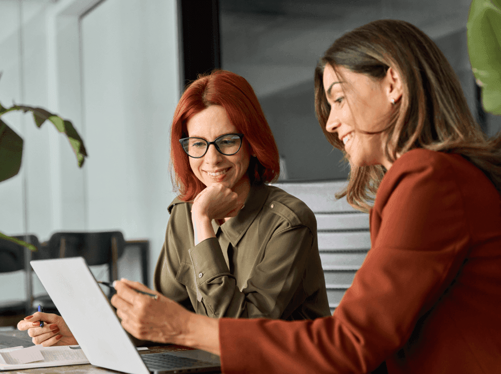 Ženy diskutující byznys u počítače