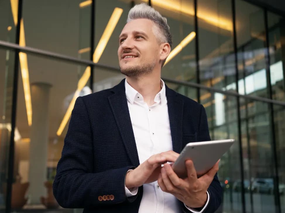 Byznysmen s tabletem