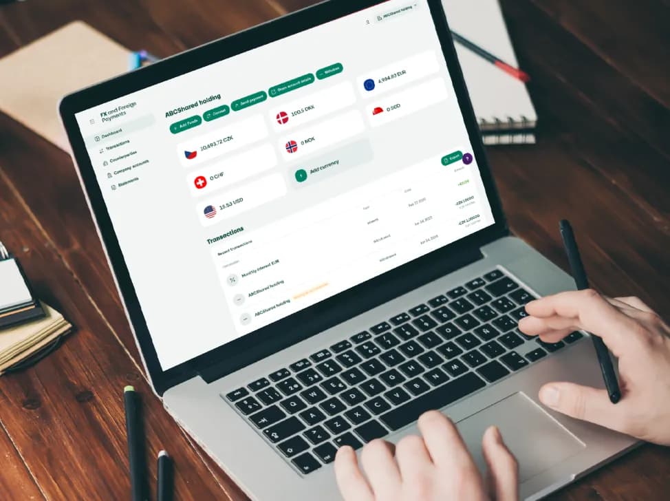 Multiměnový účet od Fidoo otevřený na notebooku