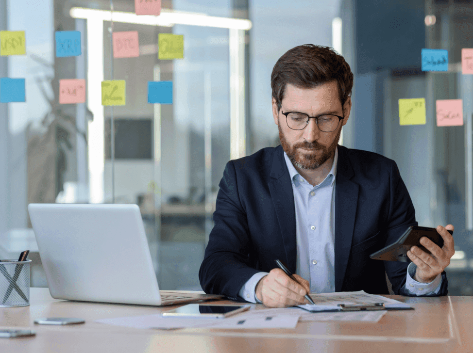 Byznysmen počítající reklamní rozpočty