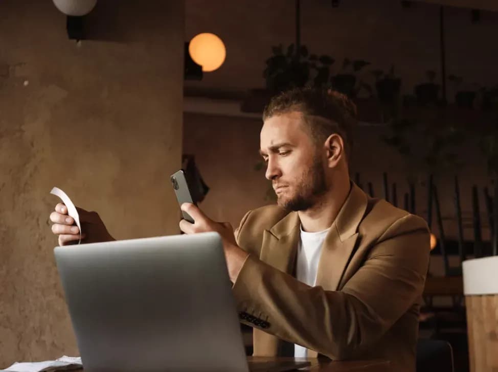 Muž fotící účtenku mobilem