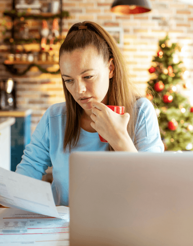 CFO čte finanční výkazy o Vánocích.