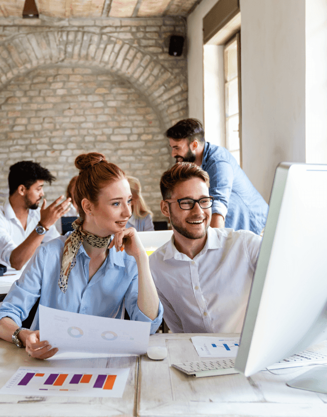 Lidé v marketingové agentuře zkoumající spend.