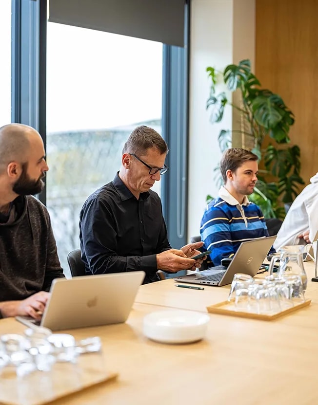 CEO, CFO a další na byznysové poradě