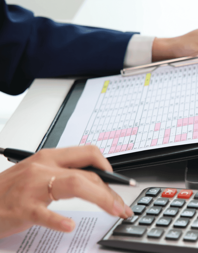 Manažer počítající výdaje na kalkulačce