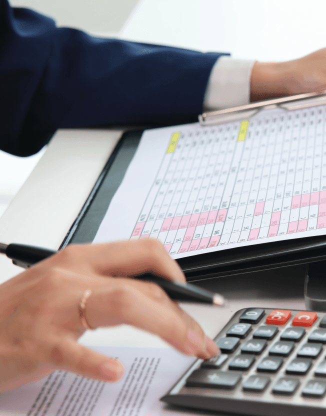 Manažer počítající výdaje na kalkulačce