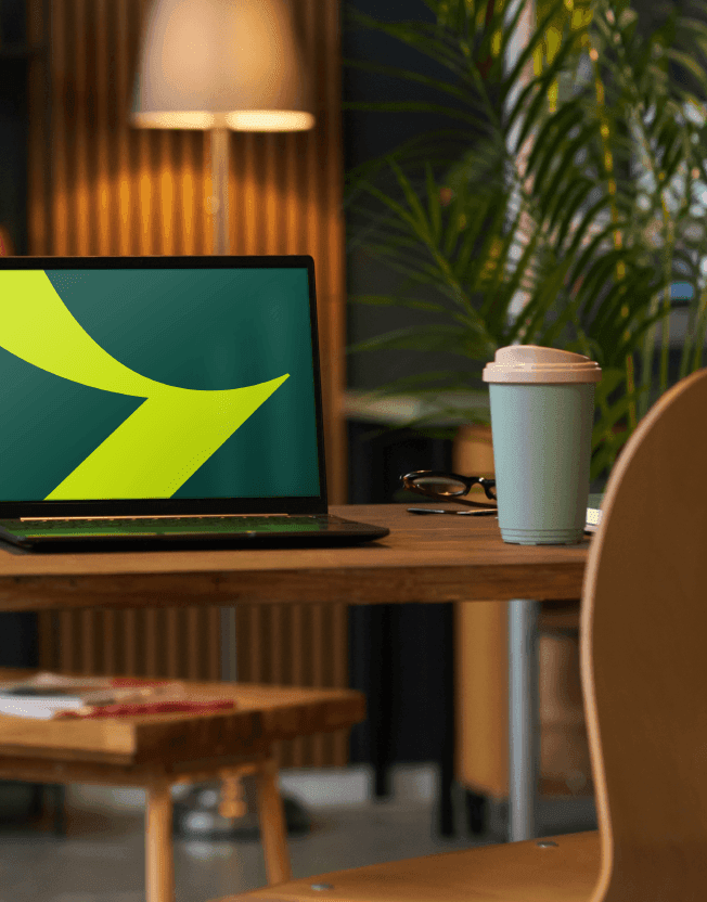 Počítač Fidoo na stole v kanceláři s kávou