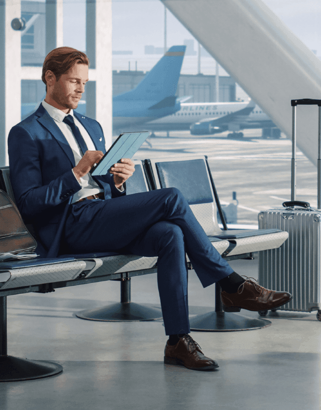 Byznysmen s tabletem na letišti