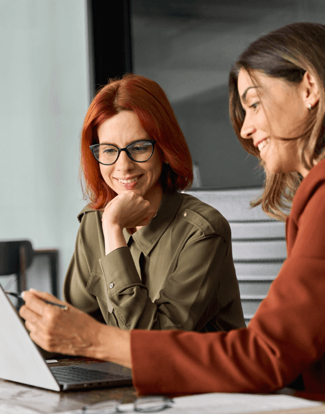 Dvě ženy u počítače