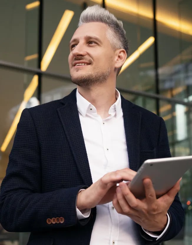 Byznysmen s tabletem