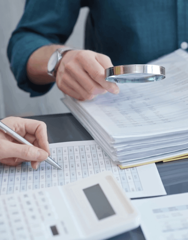 Auditoři zkoumající finance