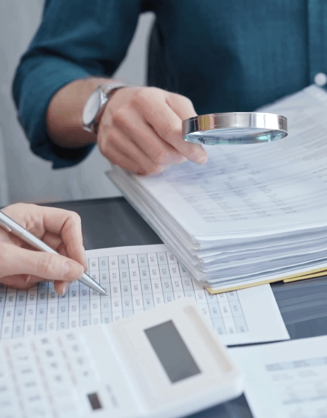 Auditoři zkoumající finance