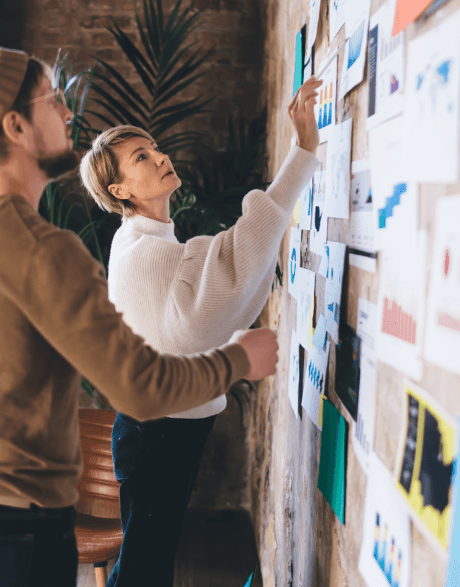 Dva lidé plánující rozpočet