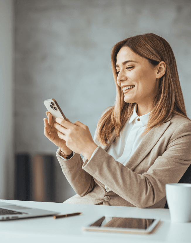 Finanční ředitelka s mobilem v ruce