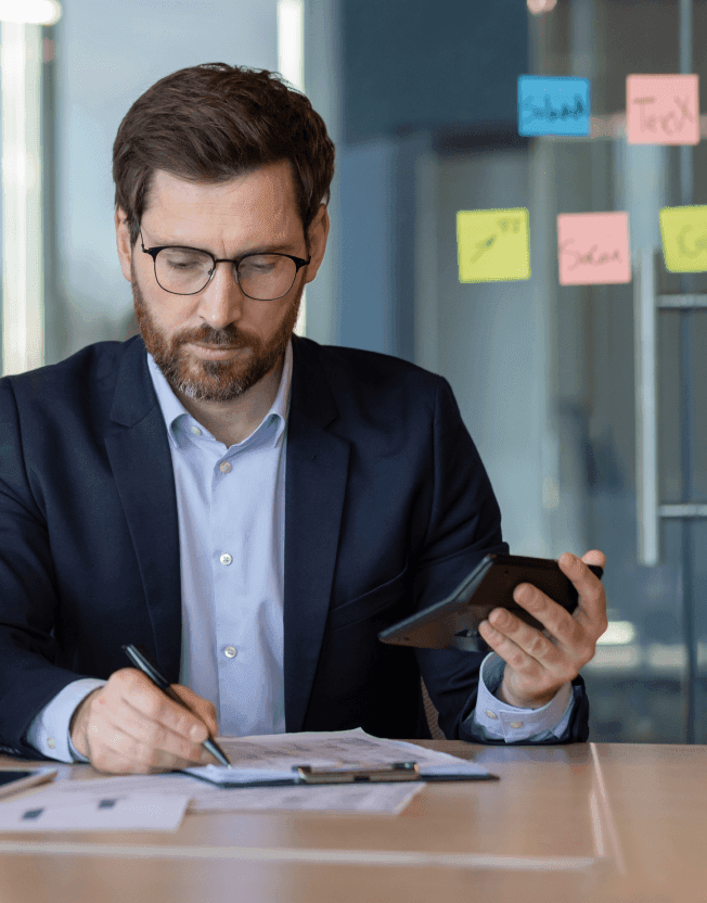 Byznysmen počítající reklamní rozpočty