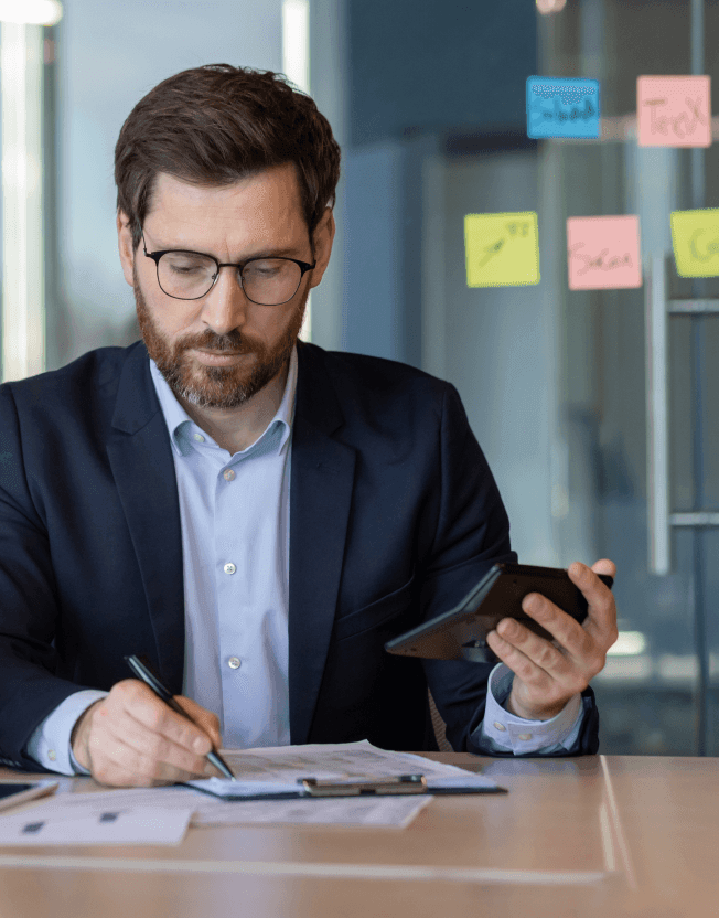 Byznysmen počítající reklamní rozpočty