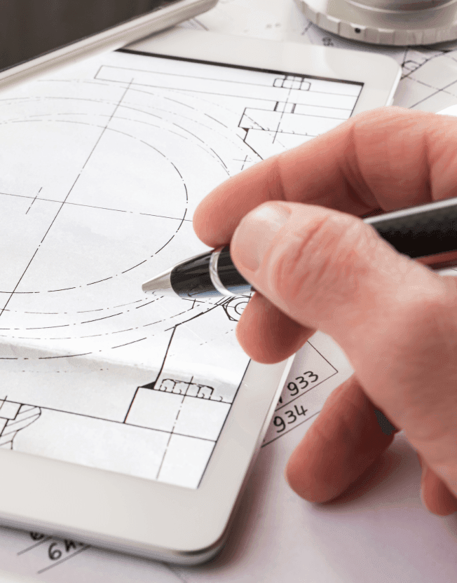 Ruka kreslící perem na tabletu