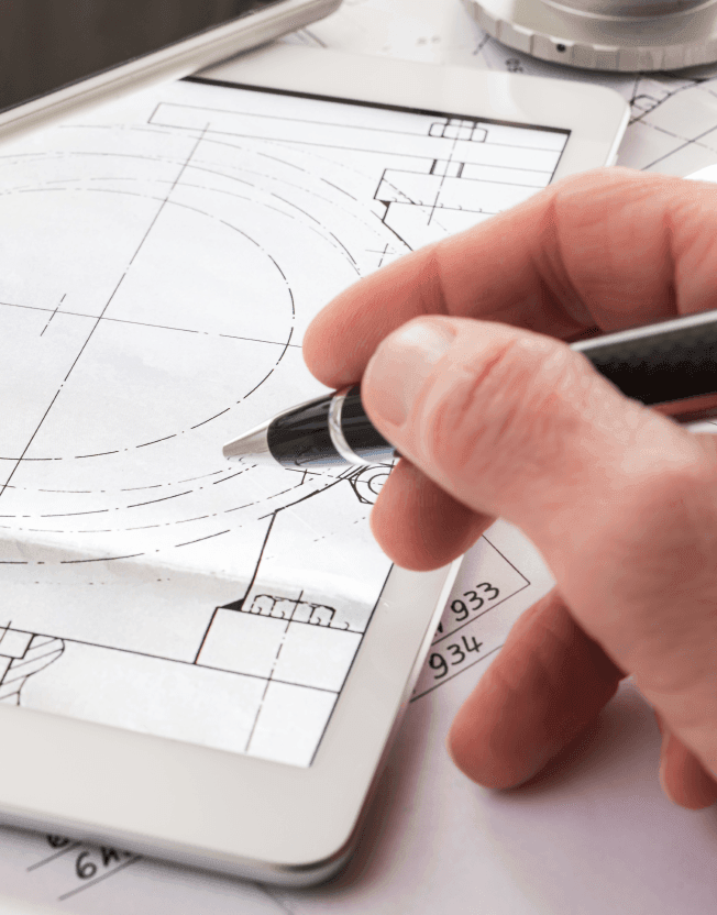 Ruka kreslící perem na tabletu