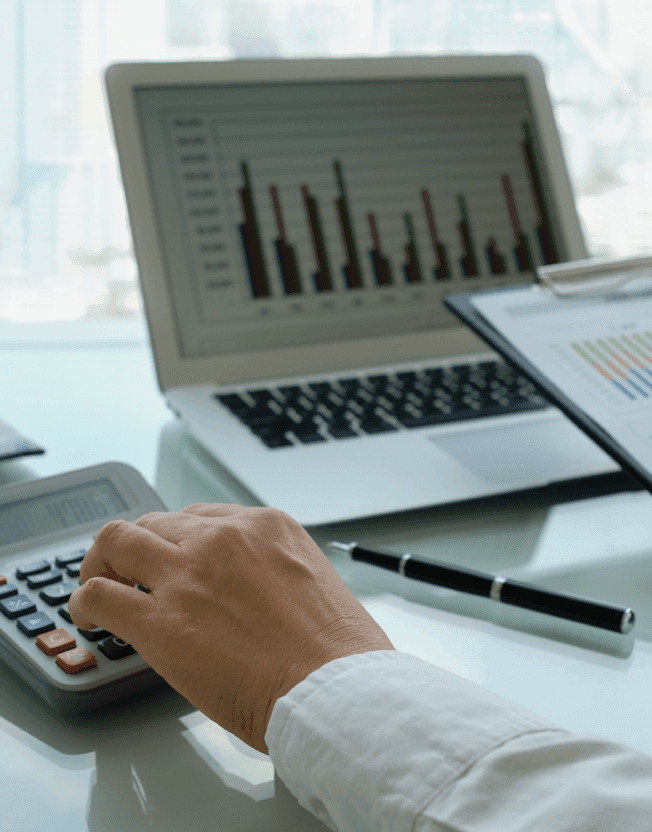 Počítání výdajů na kalkulačce