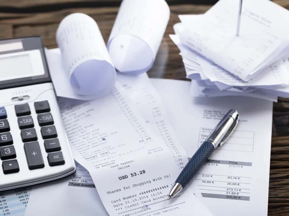Účetní doklady na stole s kalkulačkou