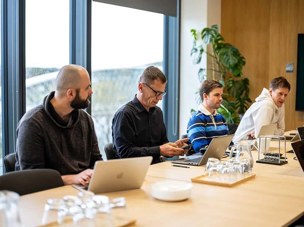 CEO, CFO a další na byznysové poradě