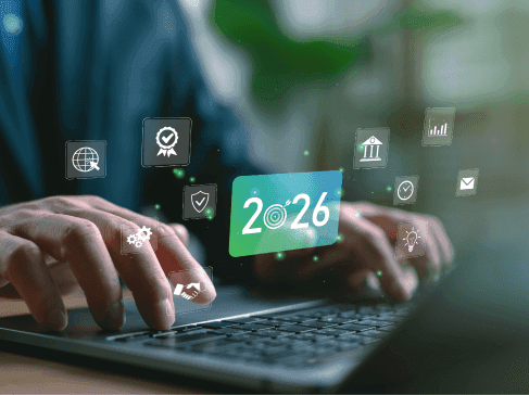 Muž píše na notebooku na klávesnici