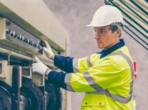 Pracovník výrobní firmy kontroluje kvalitu