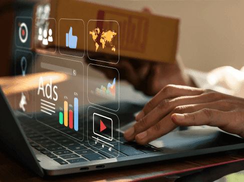 Muž připravuje přehled agenturních spendů na notebooku