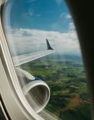 Výhled z okna letadla