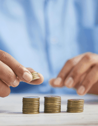 Ruce střádající drobné mince