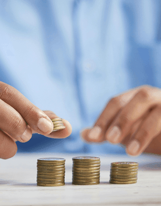 Ruce střádající drobné mince