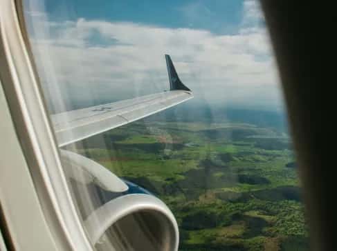 Výhled z okna letadla