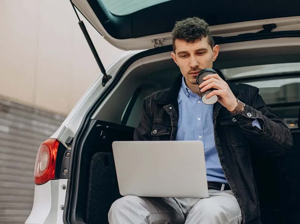 Obchodní zástupce řešící cestovní náhrady